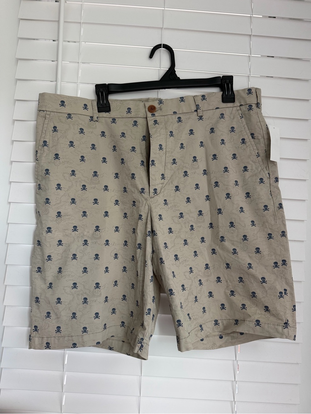 NWT Men’s Van Heusen Beige Shorts with Navy Skull Print